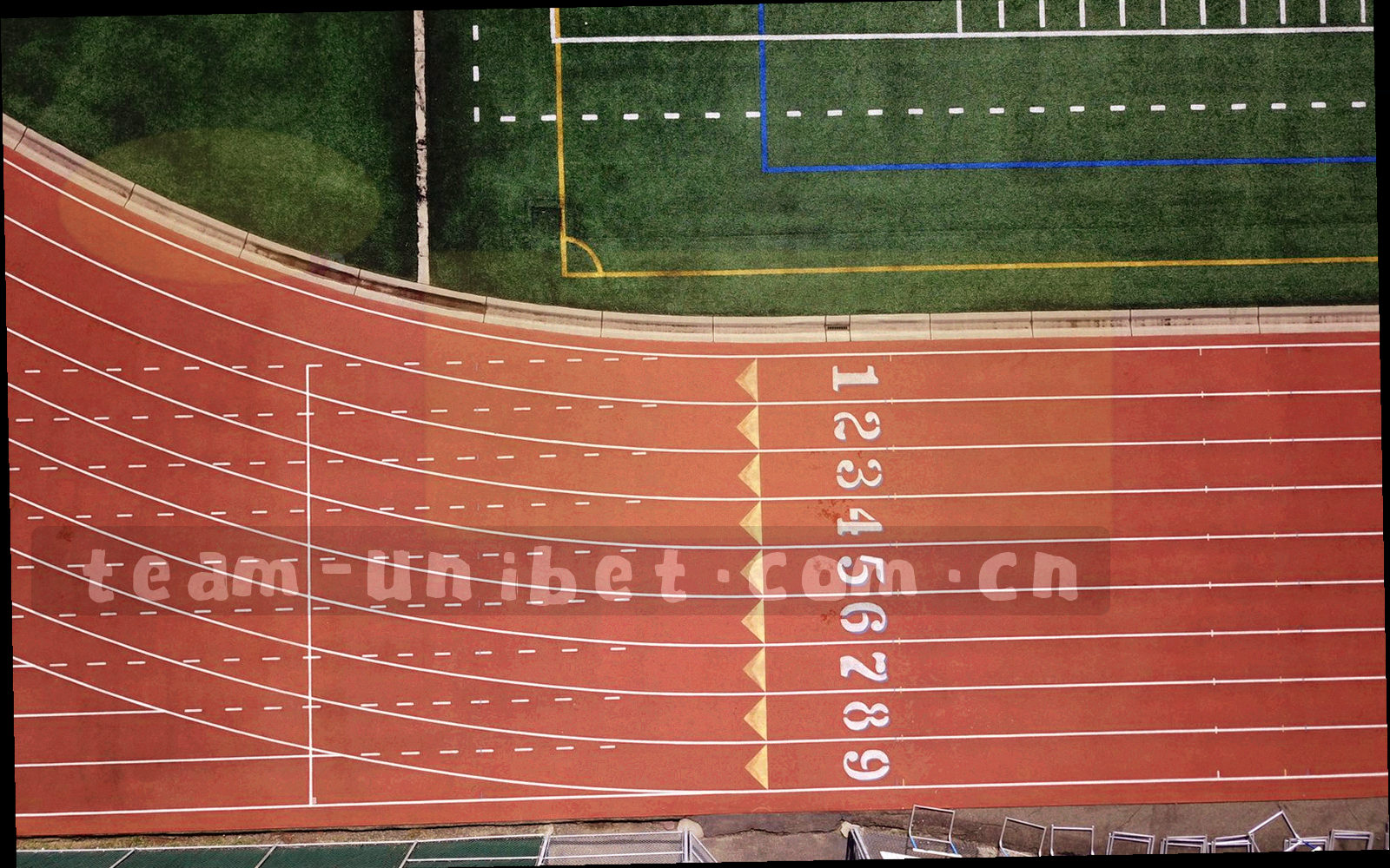 暗底亮线的积分榜表格轮廓，右侧带排名上升与下降箭头示意